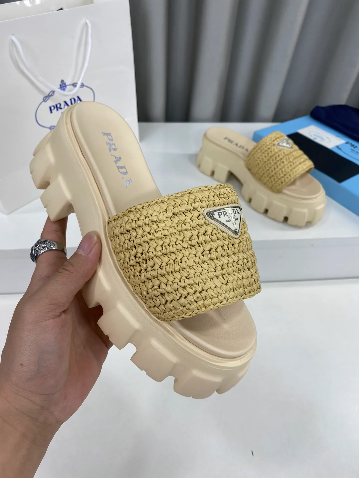 💕💕Factory direct selling price p460💕💕 Prada's latest tooth-woven thick-soled triangle buckle slippers☑️ Latest environmentally friendly PP material, fully handmade crochet, just like knitting sweaters, slow work and meticulous work, retro fashionable thick-soled shoes, with rubber uppers, making the whole pair of shoes light and comfortable. Bright colors, a variety of choices to meet the needs of fashionable people with different styles! The iconic metal triangle logo is paired with the shape of ancient beach slippers. Every design element is fashionable! Size: Women's 35-39 (34, 40, custom-made, non-returnable) Full set of counter original packaging